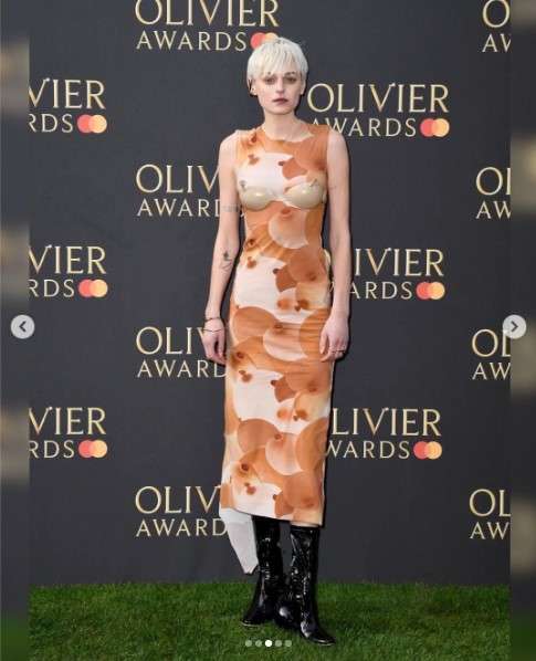 エマ・コリン、風船ブラ付きドレスでオリヴィエ賞授賞式に登場 「シュレックの耳?」「素晴らしい!」