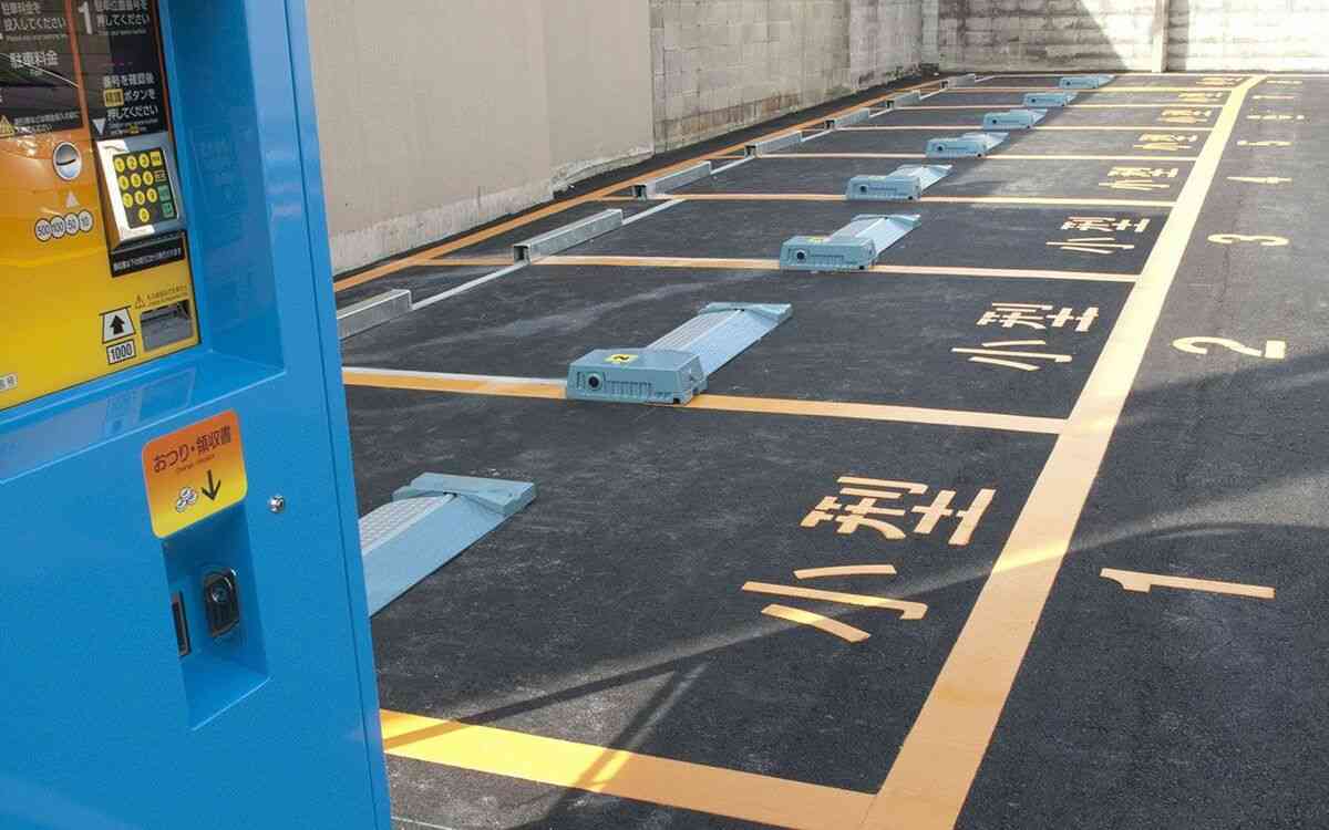 「物かげで排泄」「車の持ち主が逮捕され、置きっぱなしに…」スタッフが語る、コインパーキングの「ヤバい利用者」 | 文春オンライン