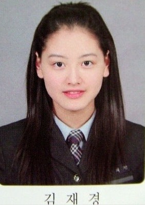 「LE SSERAFIM」宮脇咲良、暗髪&姫カットの大胆イメチェン 美ボディ披露に「ビジュアル最強」と反響続々