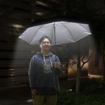 「ポータブル街灯傘」開くと怖い!?　LEDに照らされ夜道で顔が浮かぶ: J-CAST トレンド【全文表示】