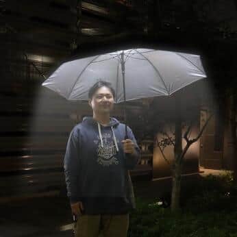 「ポータブル街灯傘」開くと怖い!? LEDに照らされ夜道で顔が浮かぶ