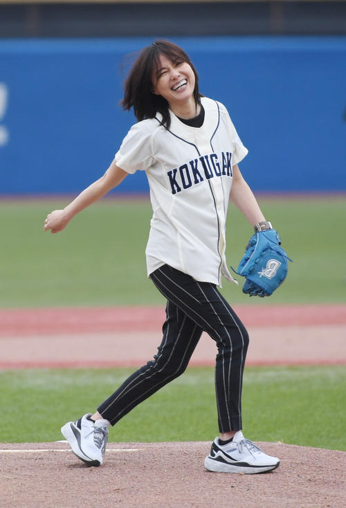相川七瀬が東都大学野球で始球式　名前にちなみ背番号「7」山なりのボール投げ込む