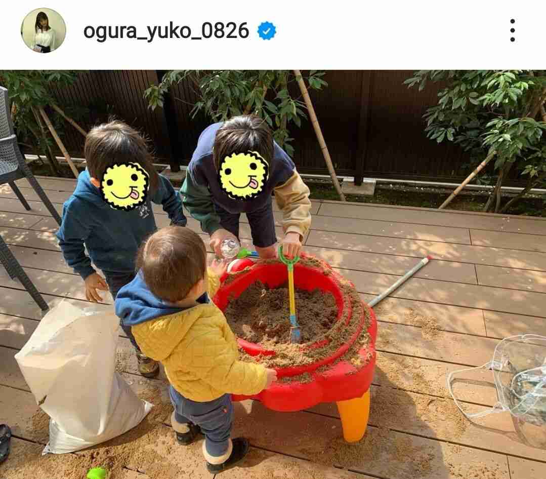 小倉優子、自宅テラスで砂遊びする息子３人の姿に反響…「家にも公園があるみたい」「凄いなぁ～」 : スポーツ報知