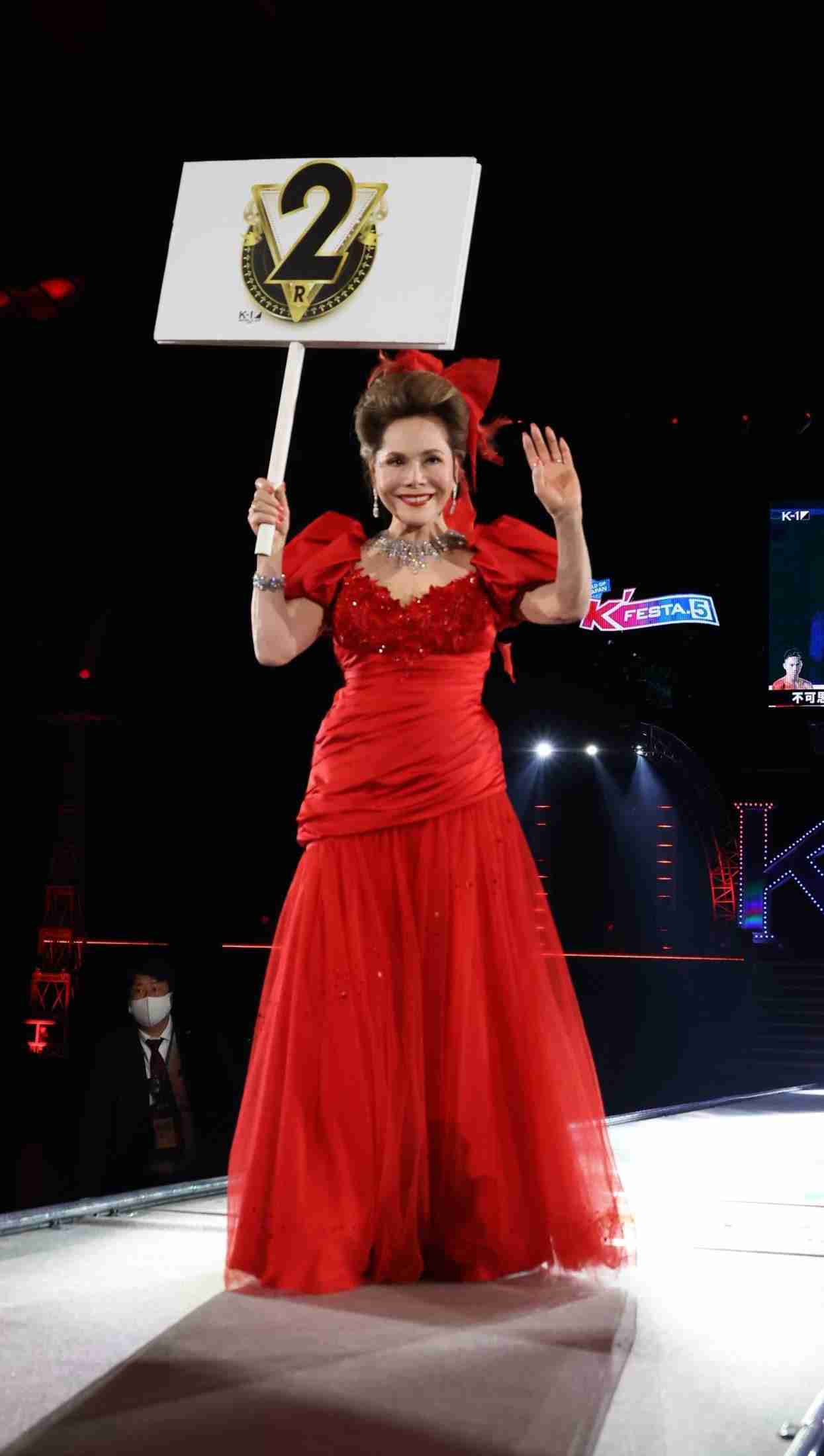ラウンドガールがエスコート デヴィ夫人、スペシャルラウンド“セレブ”で登場「82歳には見えない」ネットで話題