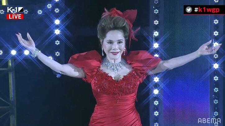 ラウンドガールがエスコート デヴィ夫人、スペシャルラウンド“セレブ”で登場「82歳には見えない」ネットで話題