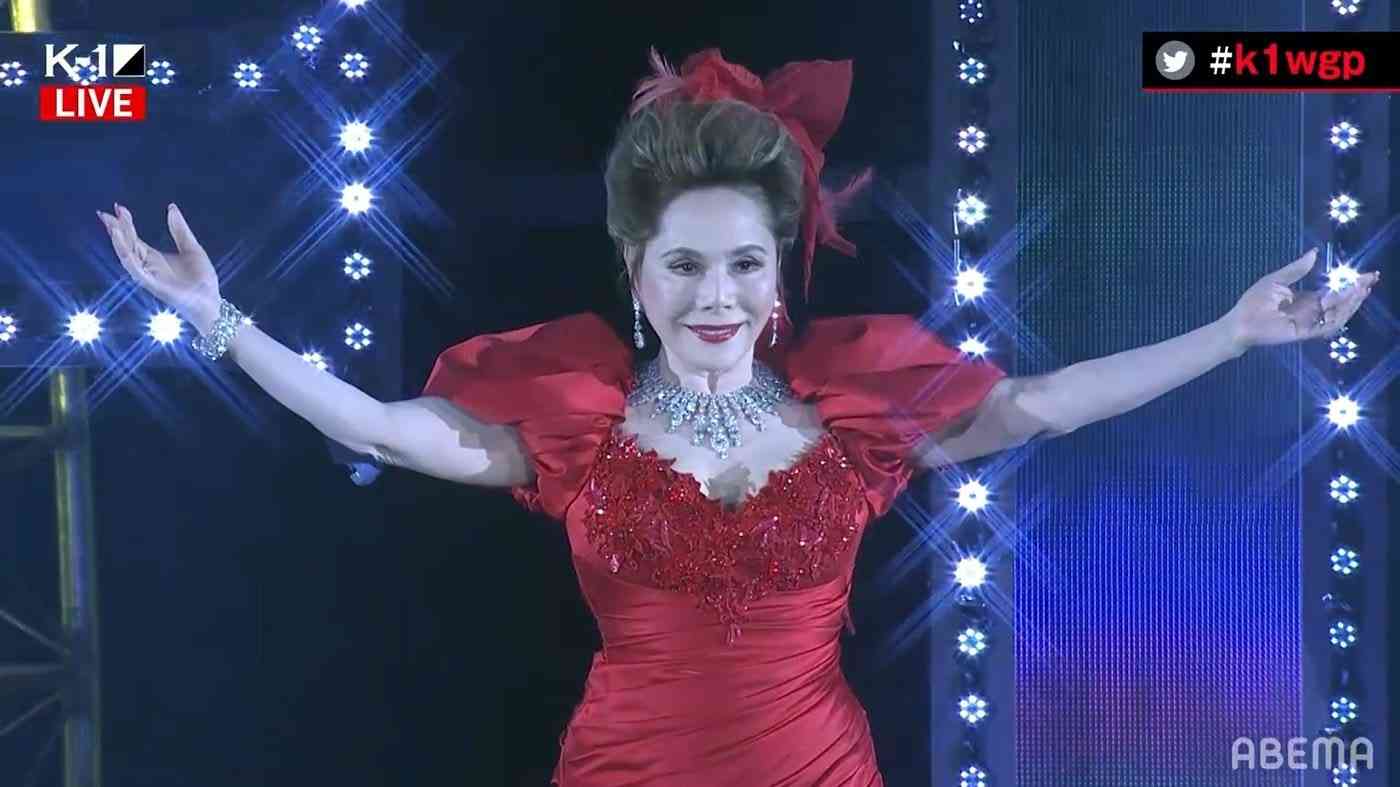 ラウンドガールがエスコート デヴィ夫人、スペシャルラウンド“セレブ”で登場「82歳には見えない」ネットで話題 | ニュース | ABEMA TIMES