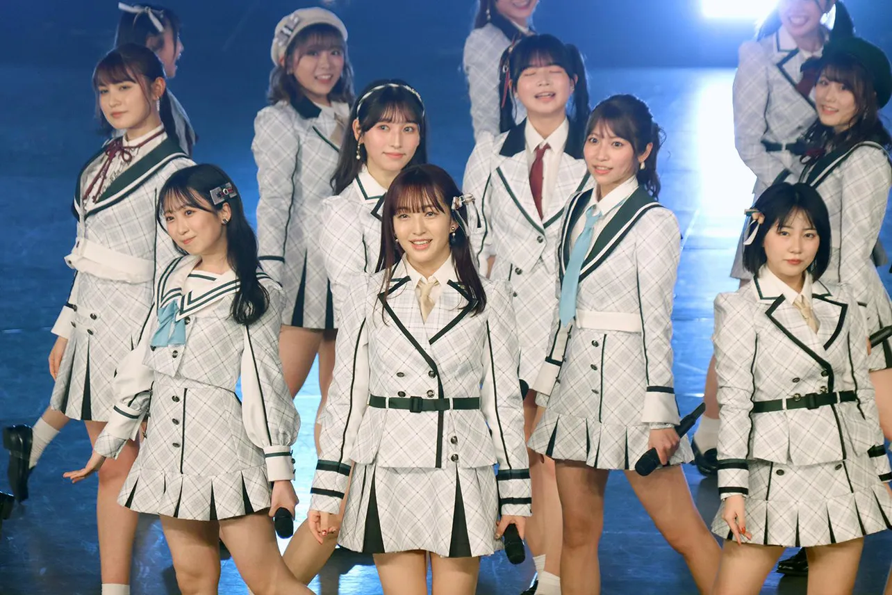 「LE SSERAFIM」宮脇咲良、暗髪&姫カットの大胆イメチェン 美ボディ披露に「ビジュアル最強」と反響続々