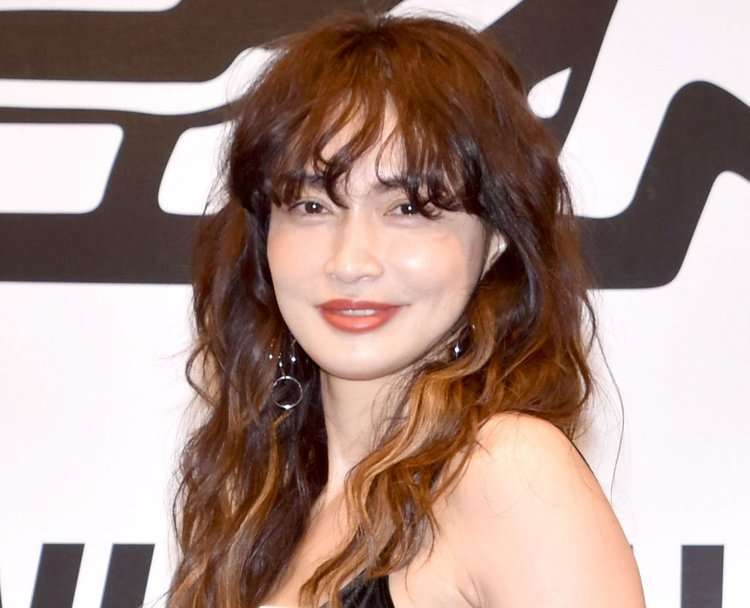 長谷川京子“180度大開脚”の美ボディショット「色っぽい」「お尻の形もすごく綺麗」 | ORICON NEWS
