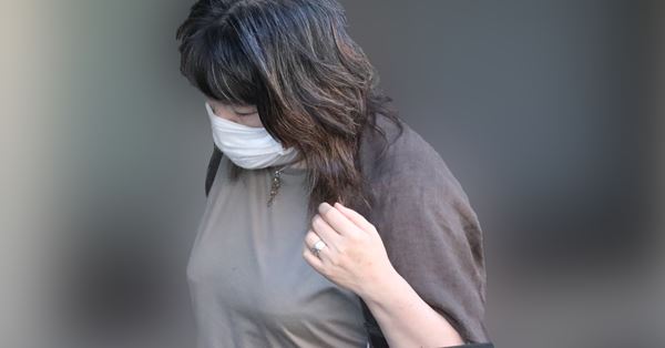 小室佳代さん　熟年男性とのデート現場を目撃！左手薬指に指輪をはめる本気ぶり | 女性自身