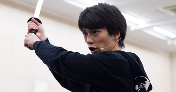 新田真剣佑　ハリウッド版『ONE PIECE』撮影を支える“真剣恋人”の存在 | 女性自身