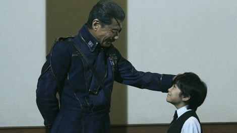 『鋼の錬金術師』舘ひろし＆寺田心“ブラッドレイ親子”の場面カットが公開！