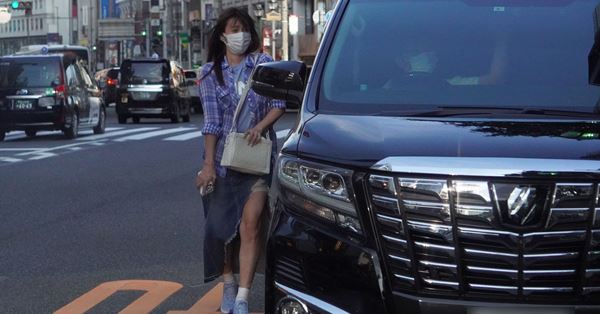 深田恭子のお忍び美脚磨き 大胆スカートで芸能人御用達店へ | 女性自身