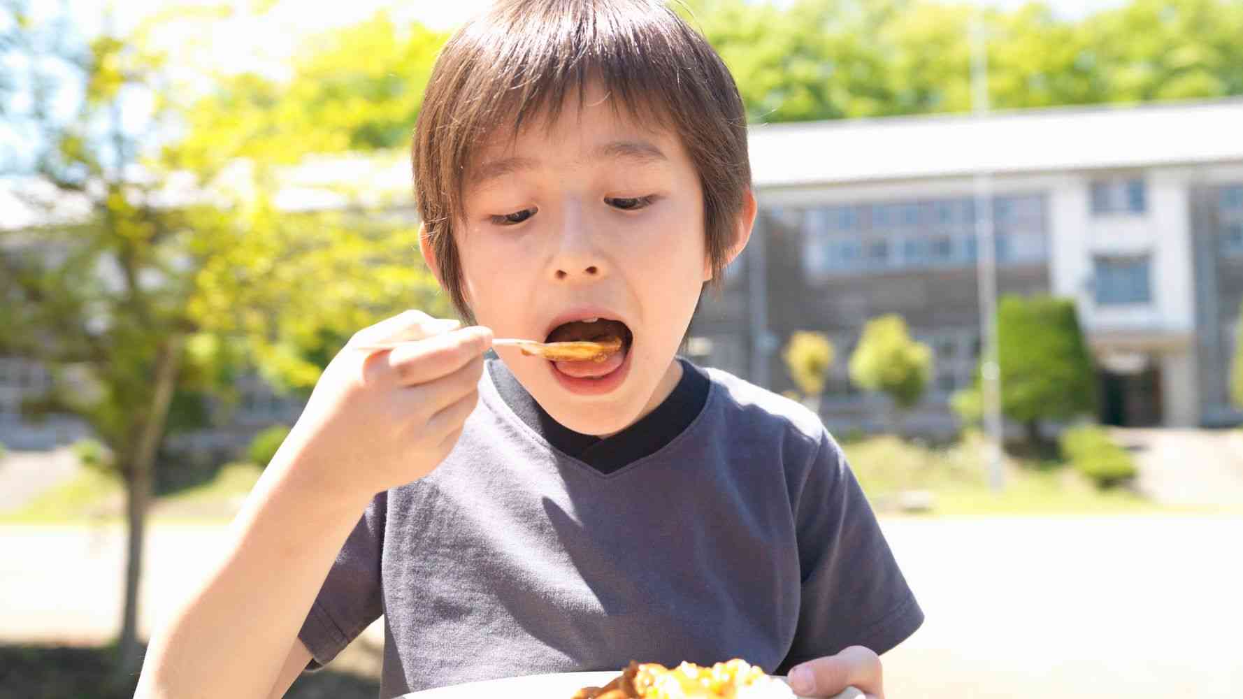 小1の「初めての給食」はカレー、ネットで報告が相次ぐ。専門家が明かす3つの理由 | ハフポスト NEWS