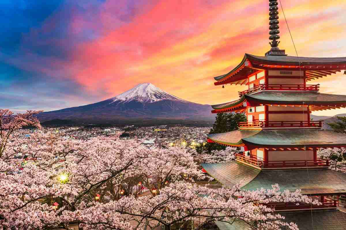 手厚いイメージの厚生年金でも「ひとりで月10万円未満」が意外と多いという現実 | LIMO | くらしとお金の経済メディア