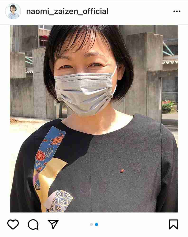 財前直見　長男高校入学式に留袖リメイクワンピで参列　黒地に金の絵柄…胸元にはてんとう虫「素敵です」