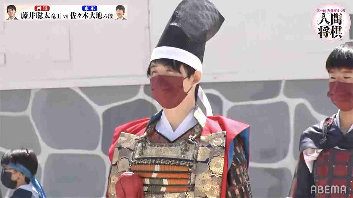 藤井聡太竜王、甲冑姿で武者言葉「ござる」「謀ったな！」「佐々木殿」ファンは大歓喜／人間将棋