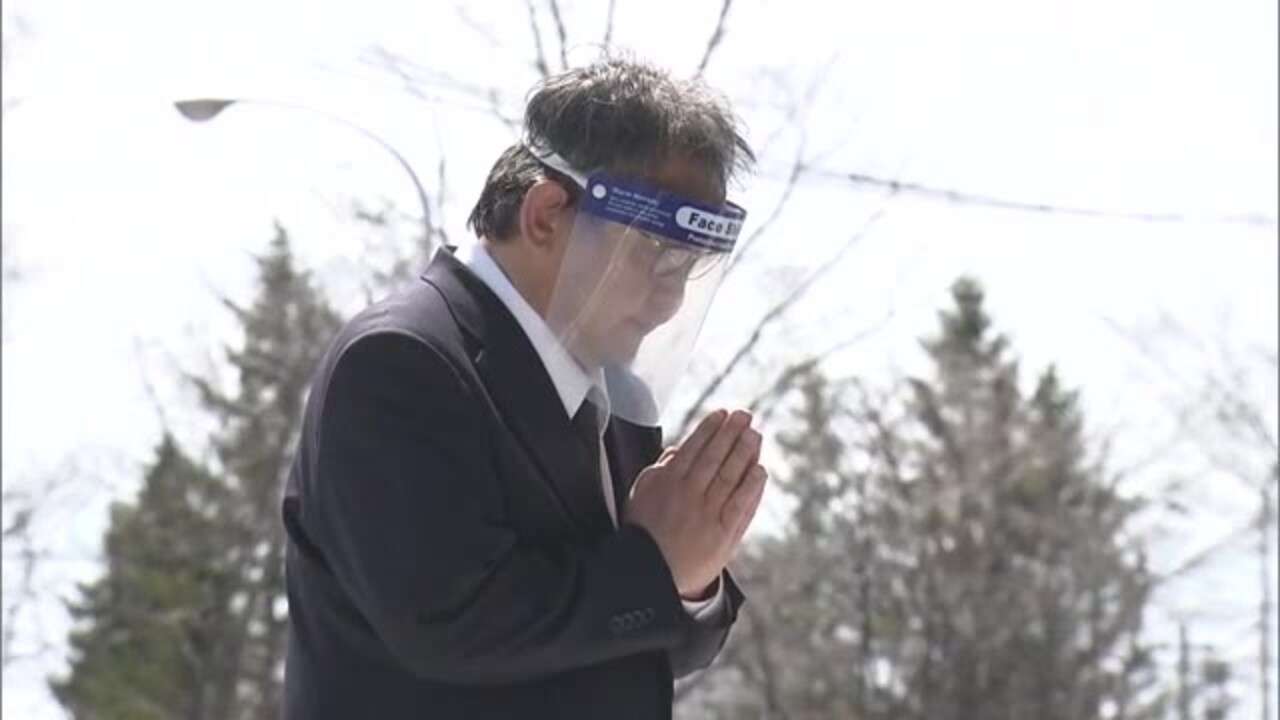 遭難の観光船の運営会社社長 献花台の前で深く一礼も花を手向けず