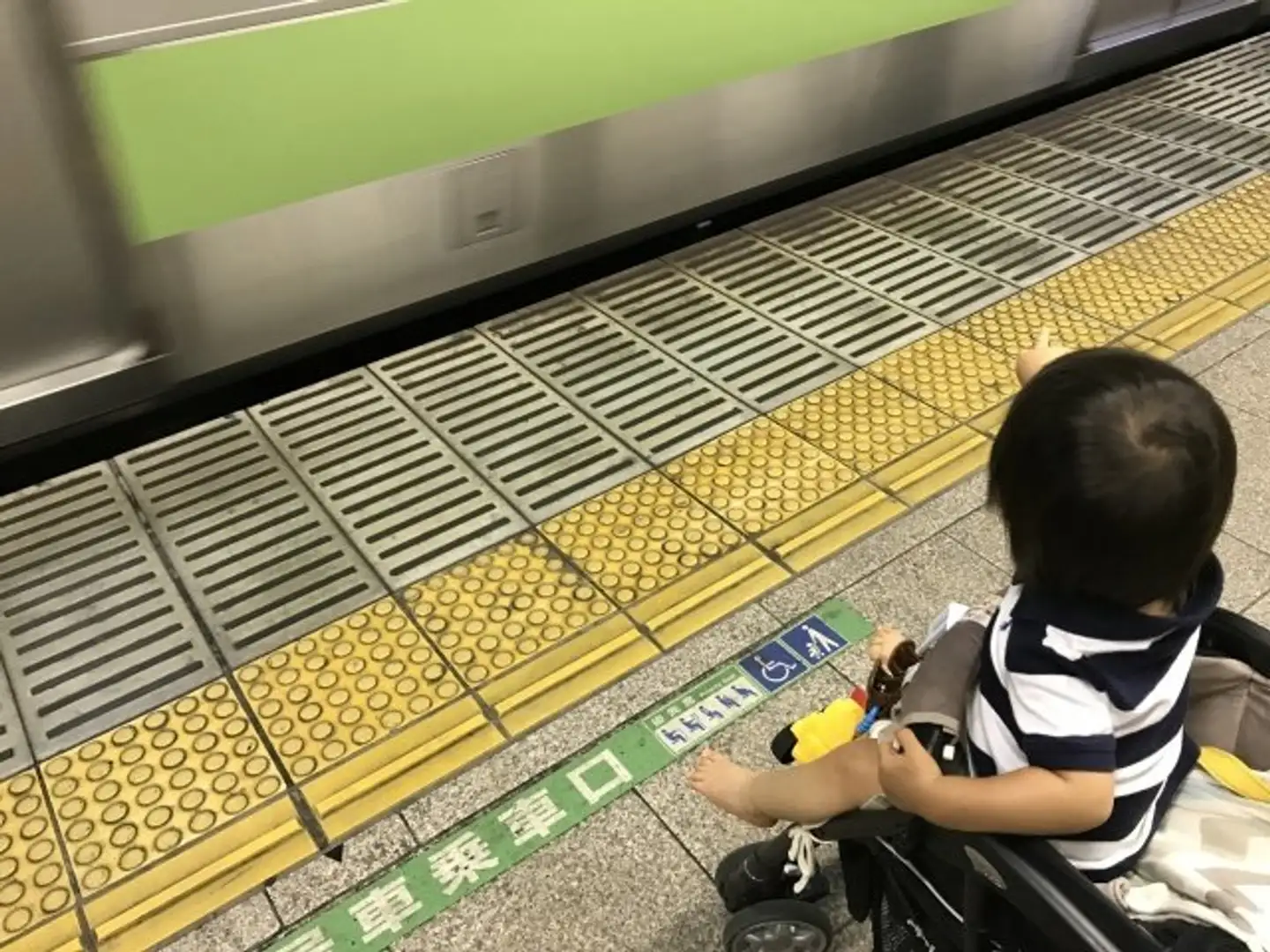 「妊娠中に大きなお腹で、2歳の娘と満員電車へ。ベビーカーを畳んで乗り込むと、2人のギャルが...」
