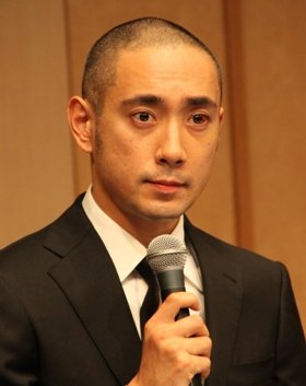 海老蔵、平身低頭の記者会見 自らの暴力については否定: J-CAST ニュース