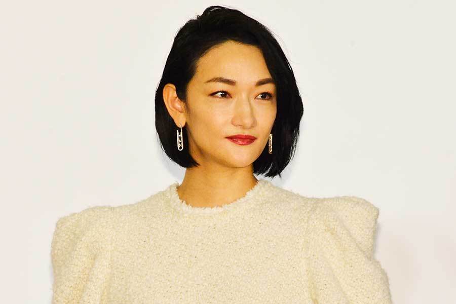 冨永愛、新幹線ホームでの私服姿が超オーラ！「最強お洒落」「すぐバレちゃいますね」の声