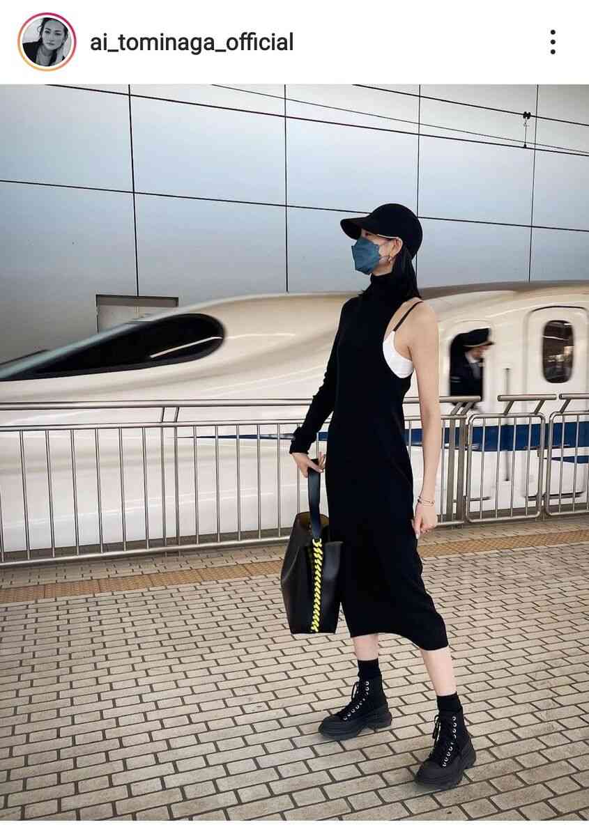 冨永愛、新幹線ホームでの私服姿が超オーラ！「最強お洒落」「すぐバレちゃいますね」の声