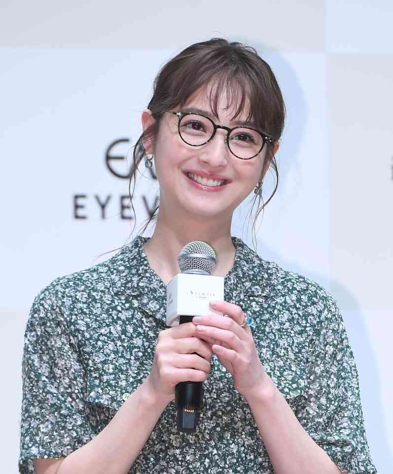 佐々木希　アイウェアブランドとコラボアイテム発売「メガネはファッションの一部」