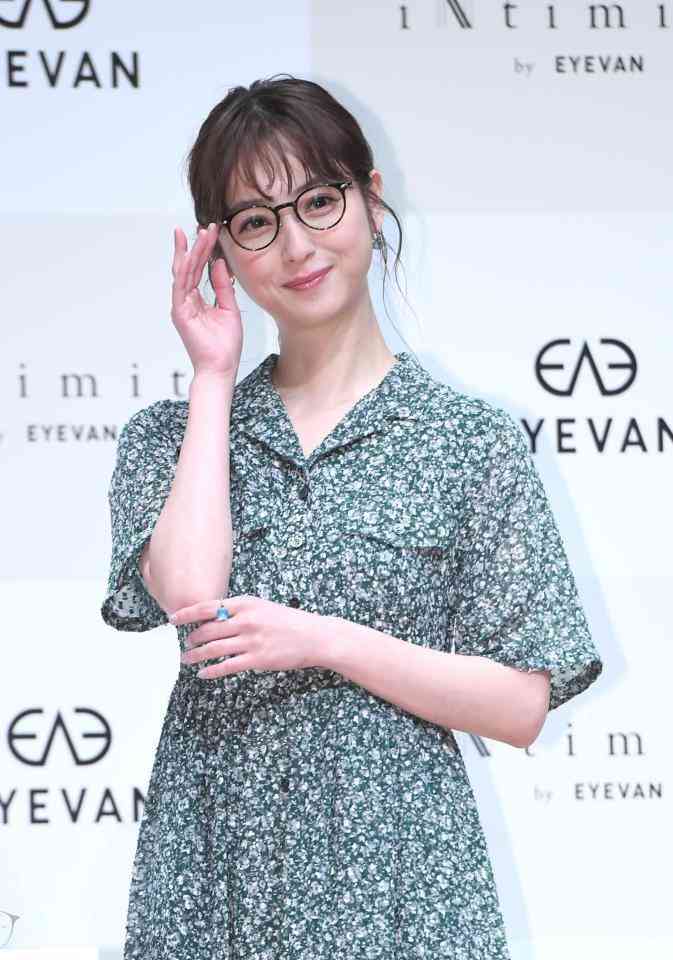 佐々木希　アイウェアブランドとコラボアイテム発売「メガネはファッションの一部」