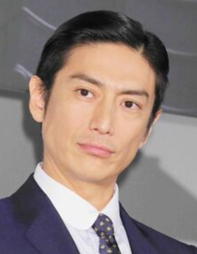 伊勢谷友介、水槽のある自宅が超オシャレ！「神秘的すぎる」「BARみたいな素敵な家」と反響