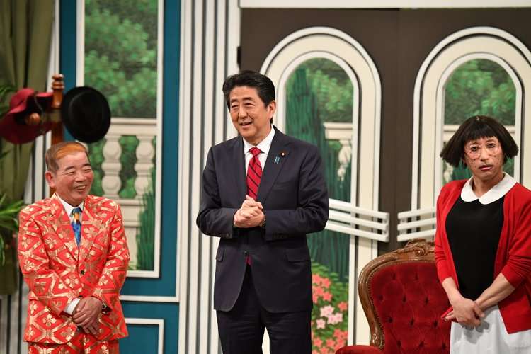 安倍晋三首相、吉本新喜劇にサプライズ出演　すっちーの疑いの目に「本物です」 | ORICON NEWS
