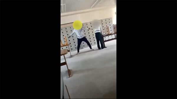 サッカー強豪校で暴行の動画 コーチか 生徒を殴る蹴る 寮内で? 「暴力は日常」の声も