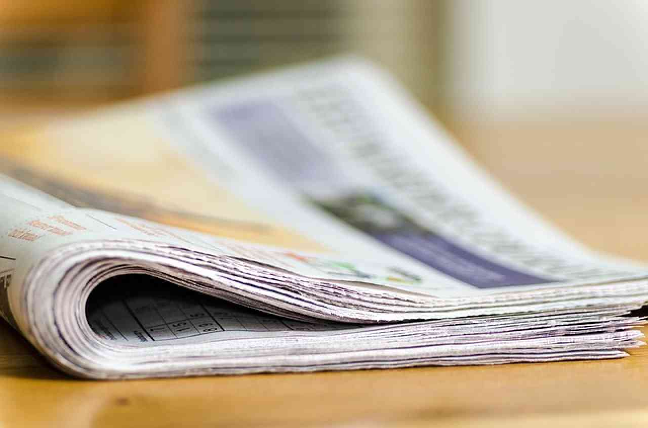 日経新聞に掲載の広告に「時代錯誤すぎる」「大手新聞にこの広告はない」の声 “胸の大きい女子高生”漫画が物議 | リアルライブ