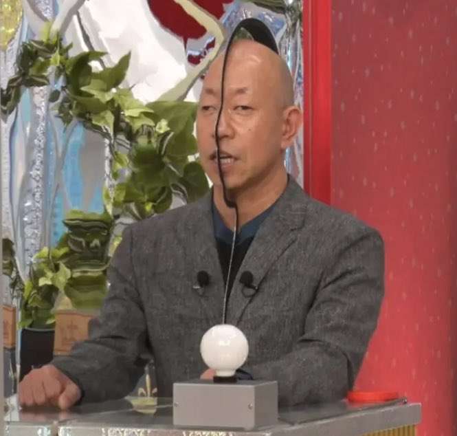 バイきんぐ小峠“半身だけ”番組出演に反響 視聴者の度肝を抜いた『ここにタイトルを入力』演出の妙【一部ネタバレあり】