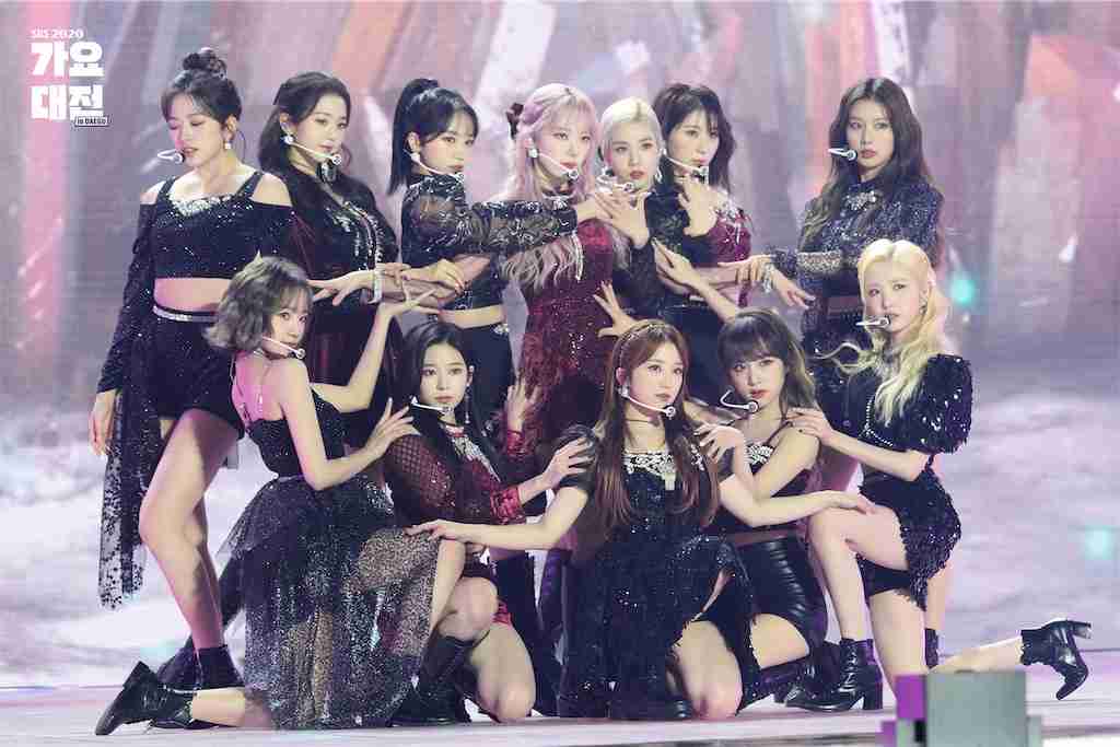 「LE SSERAFIM」宮脇咲良、暗髪&姫カットの大胆イメチェン 美ボディ披露に「ビジュアル最強」と反響続々