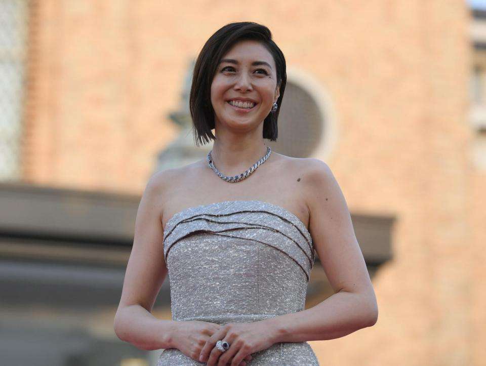 松嶋菜々子 西陣織のドレス&カルティエのジュエリーでレッドカーペットに登場
