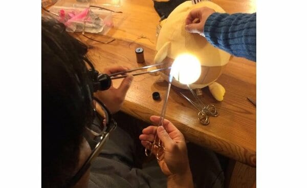 外科医の夫の“ぬいぐるみの縫合手術”が本格的すぎる…過去にはランドセルも“救命”したワザが見事