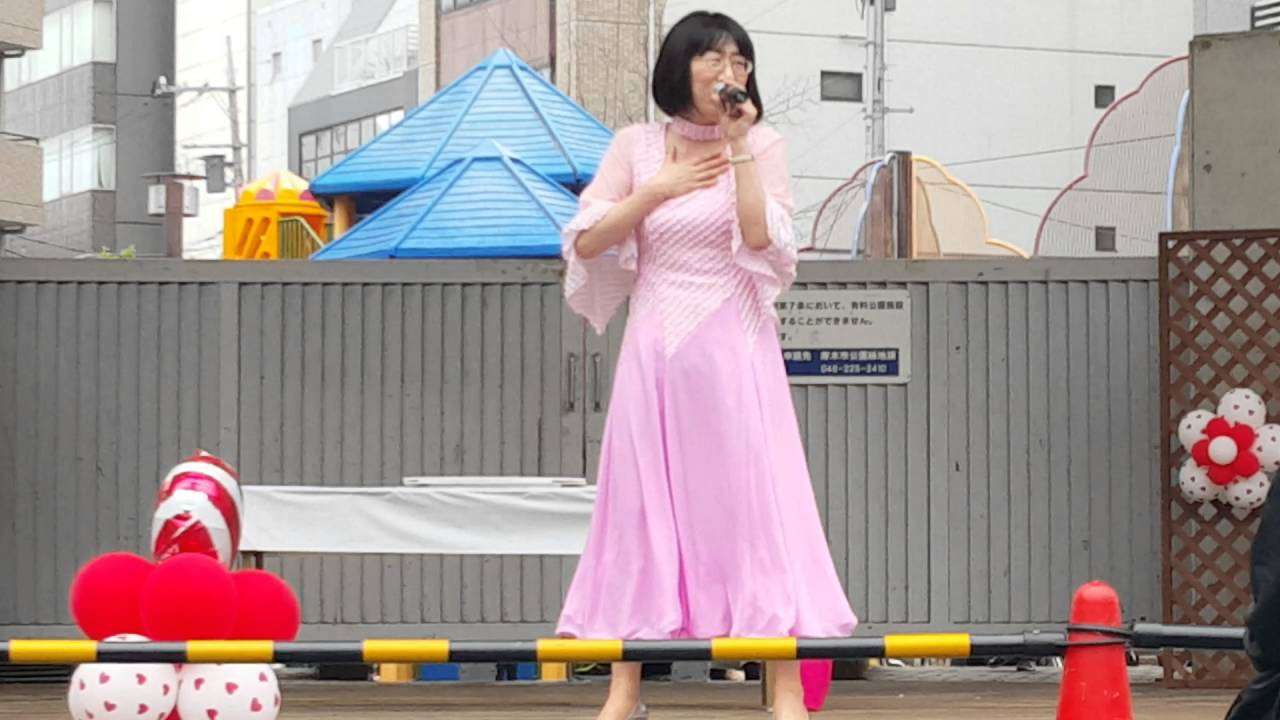 ボヘミアンを唄う阿佐ヶ谷姉妹(姉) - YouTube