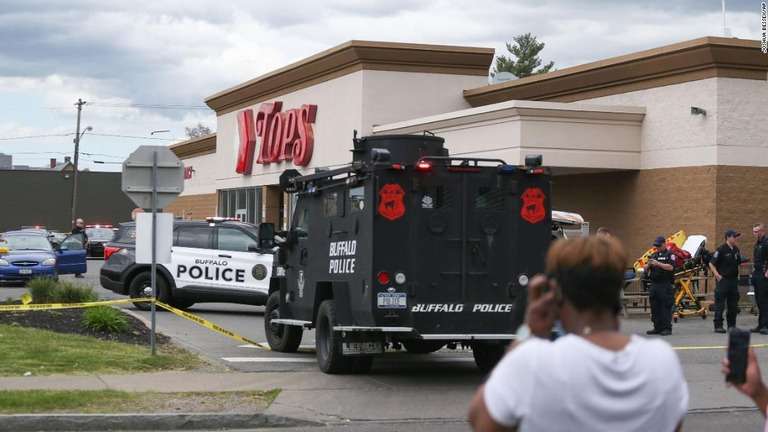 CNN.co.jp : 米ＮＹ州のスーパーで銃乱射、１０人死亡　動機は人種的偏見