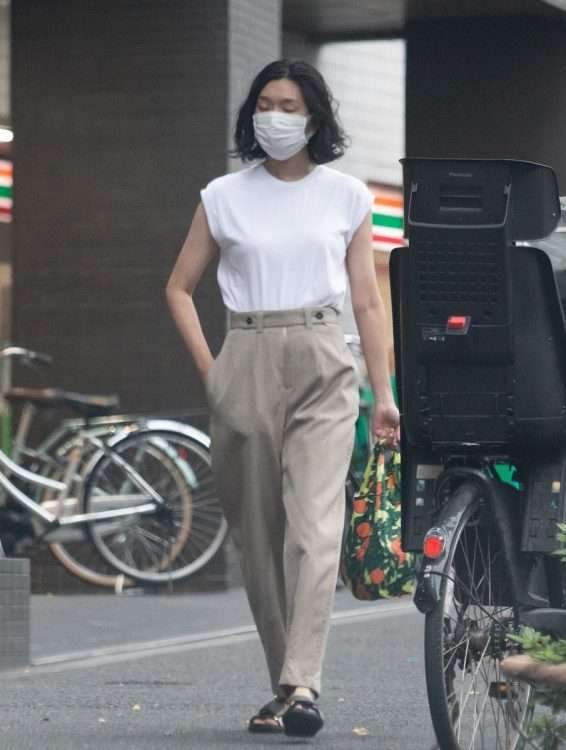 ＜悪女（わる）＞“白峰岸さん”江口のりこに「色っぽい」「美脚すぎ」　ショーパン姿披露