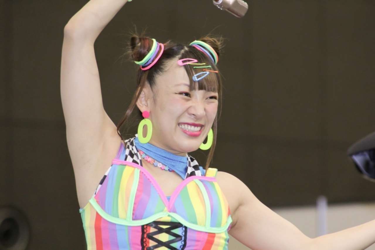 フワちゃん、オードリー春日へのハグ写真に批判？「妻帯者だぞ、気遣え」怒りの反応に擁護も | リアルライブ