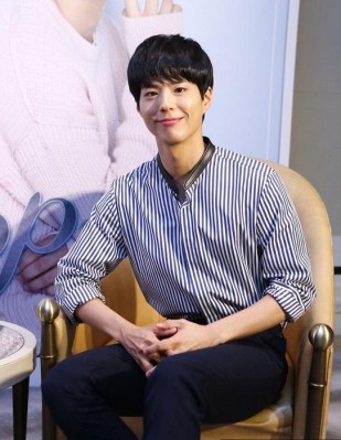 「日本開催」の韓国音楽授賞式、司会俳優が「慰安婦バッジ」を付けて出国