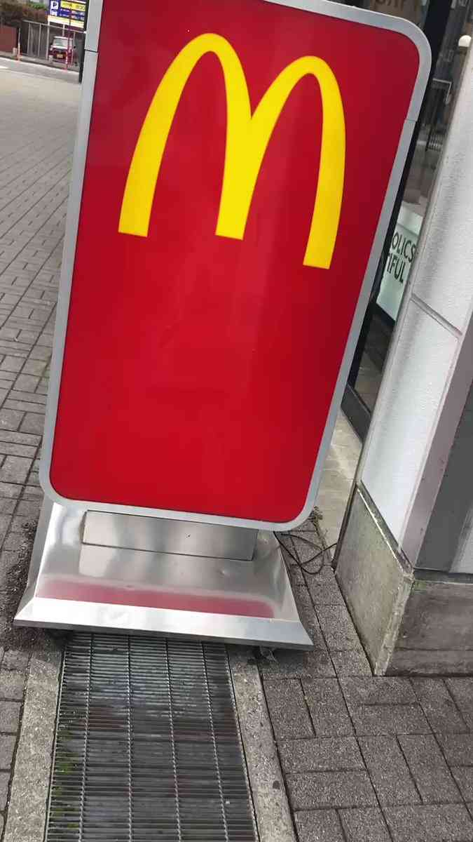 子供「マックの立て看板に触ったら感電した！」→電気技師の父親が計測してみた結果