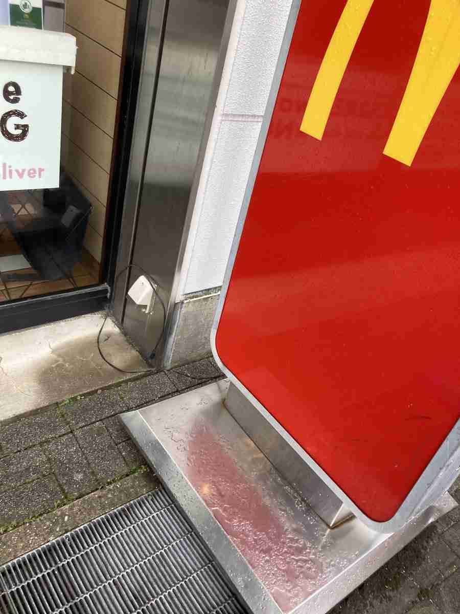子供「マックの立て看板に触ったら感電した！」→電気技師の父親が計測してみた結果