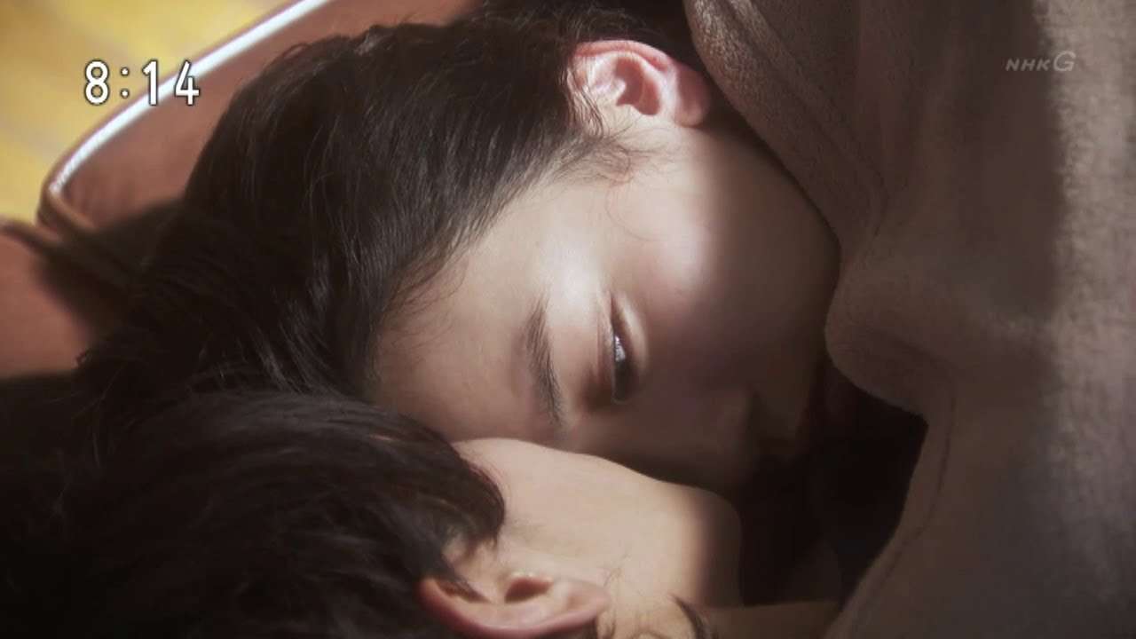 永野芽郁×佐藤健　寄り添いキスシーン　半分青い - YouTube