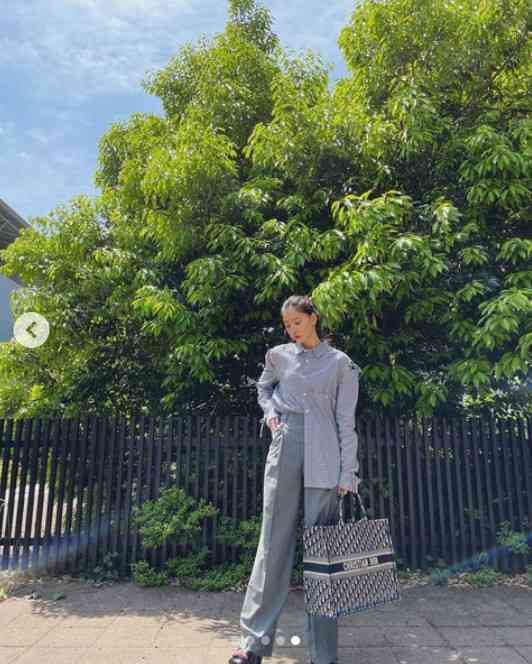 新木優子の私服が話題　「腰の位置が異常に高い」「常人には着こなせない」「いったい何頭身なの」