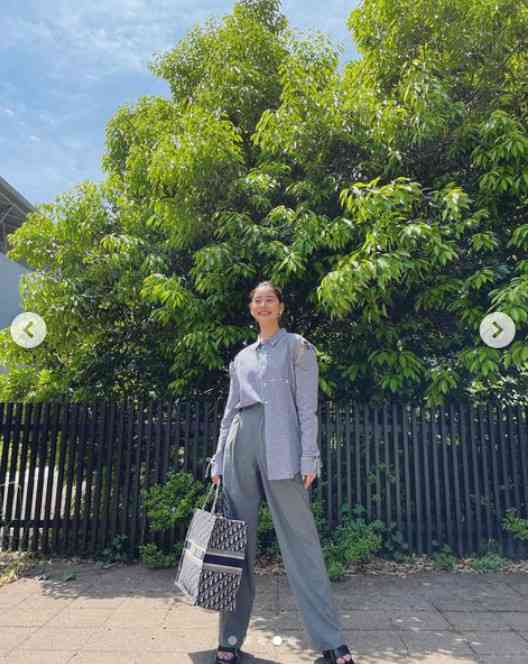 新木優子の私服が話題　「腰の位置が異常に高い」「常人には着こなせない」「いったい何頭身なの」