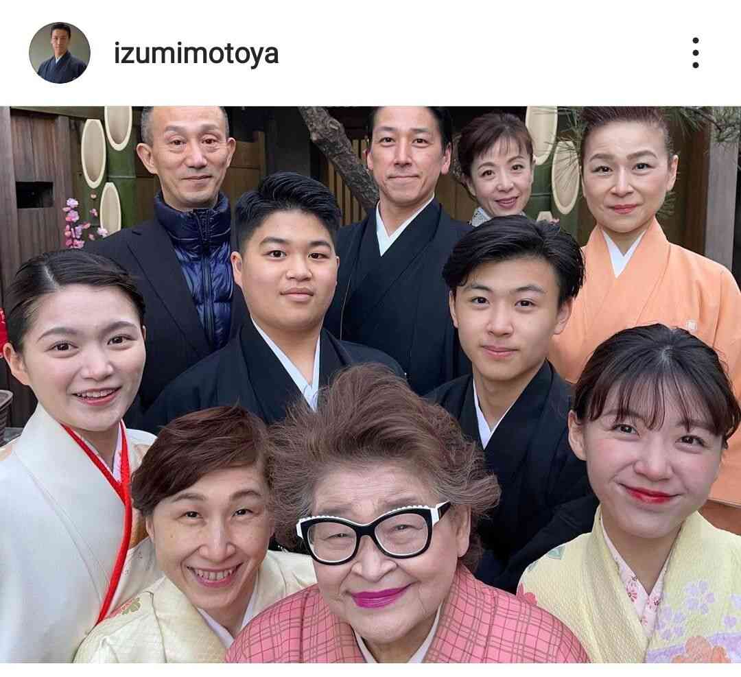和泉元彌、妻の羽野晶紀と家族ショット公開…セッチーこと母・節子さんも元気な姿 : スポーツ報知