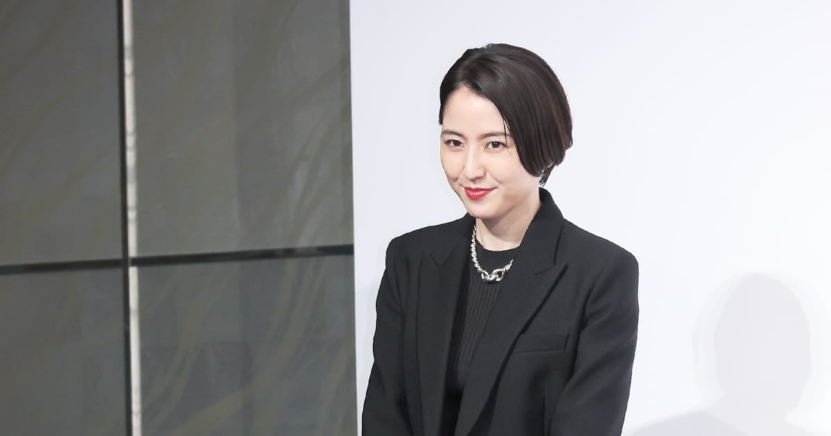 長澤まさみ「ウルトラ風真っ赤なブーツ」で放った圧倒的オーラ！ | FRIDAYデジタル