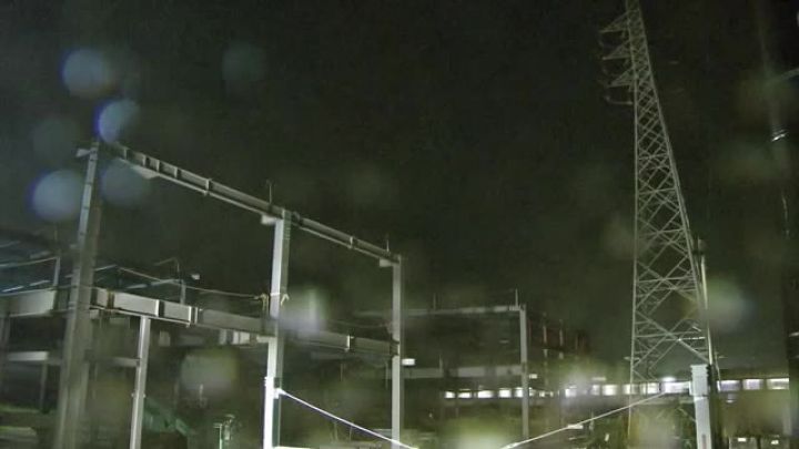 クレーンが高圧電線に接触…2階で作業中だった19歳男性が感電し5m下に転落 容体急変し意識不明の重体 | 東海テレビNEWS