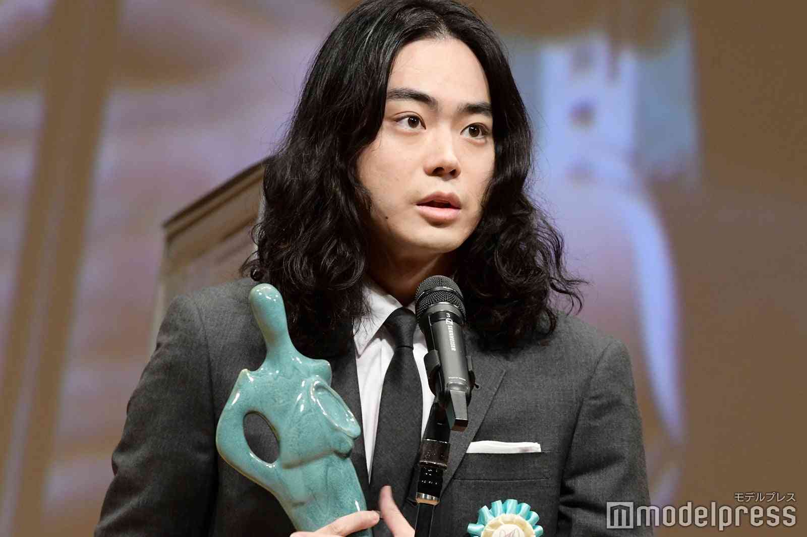 菅田将暉、久々短髪に 長髪からバッサリイメチェンで話題「軽くなりました」