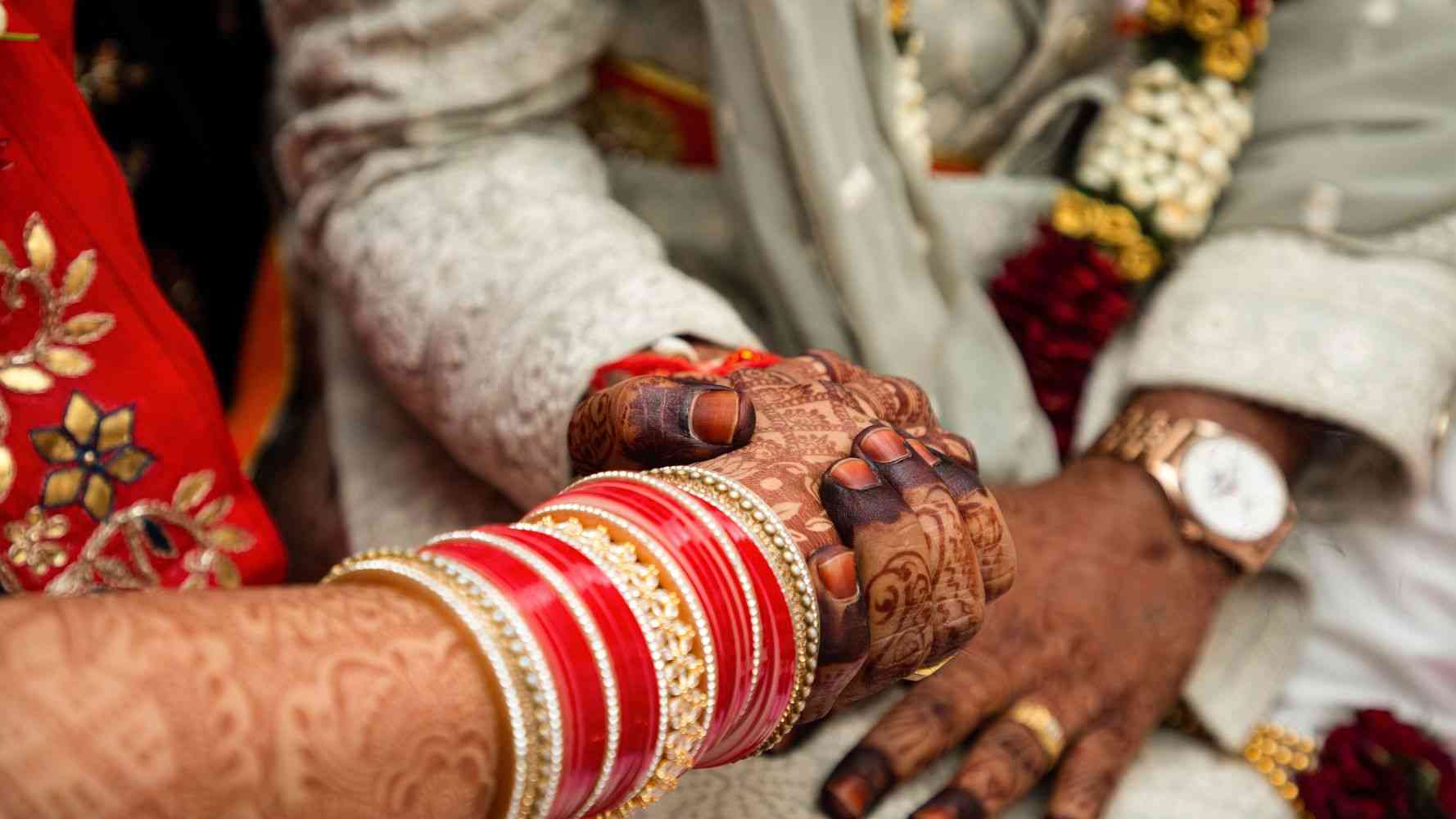 「孫を産んでくれない」親が息子夫婦を提訴。「結婚して6年経つのに…」インド | ハフポスト WORLD